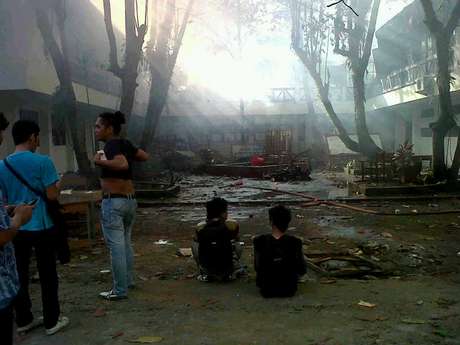 Batu dan Panah Berserakan di Kampus